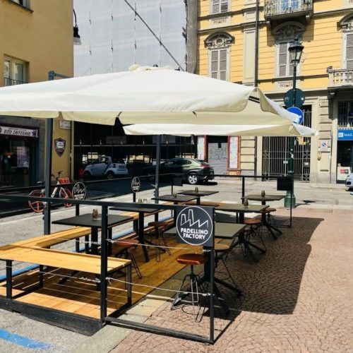 ombrelloni e tavoli per ristorante
